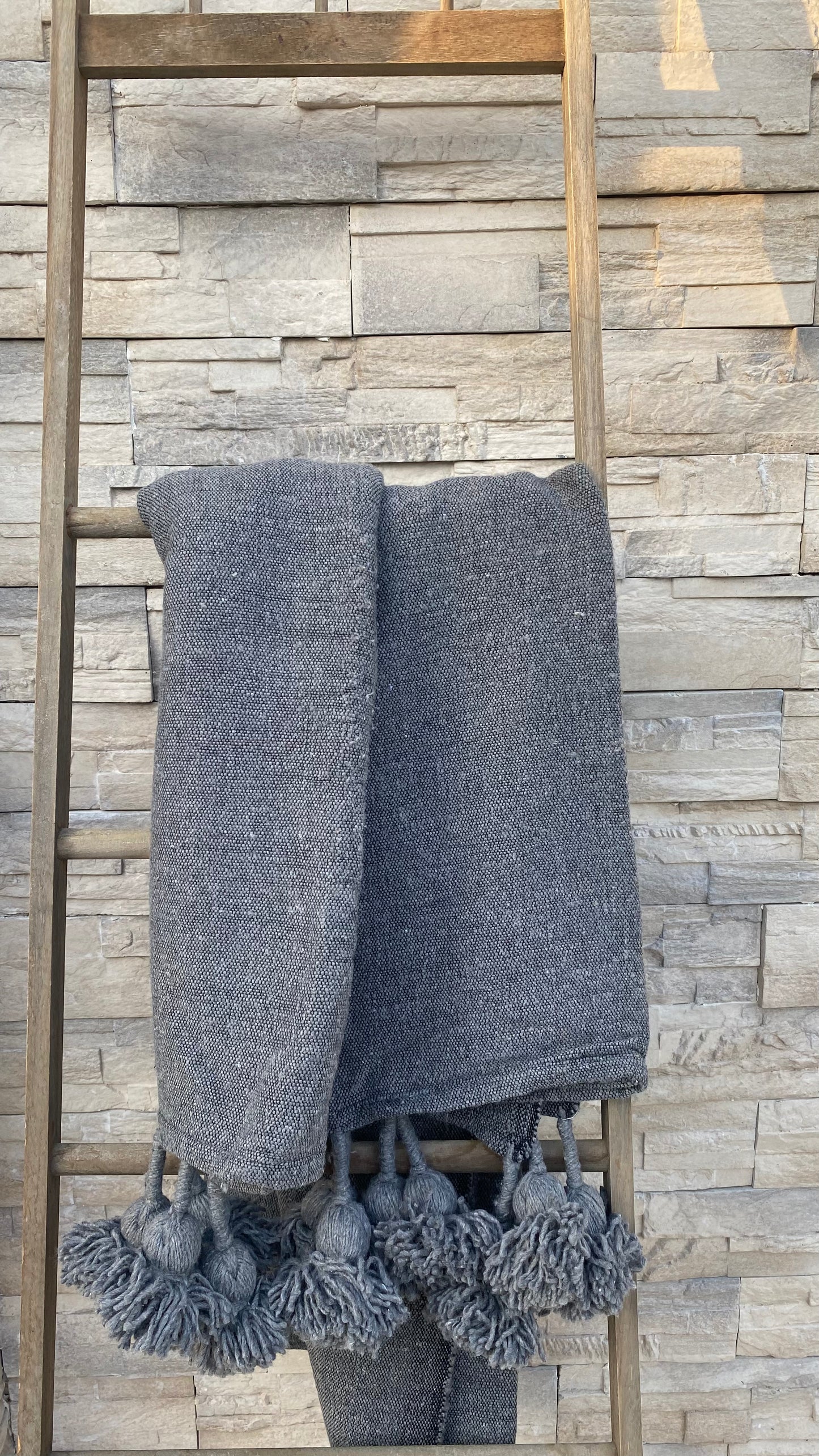 PLAID POMPONS TISSÉ GRIS