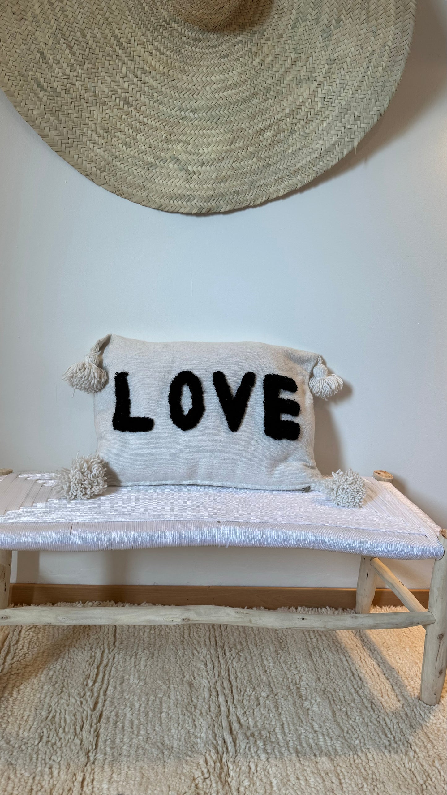 Housse de coussin brodé LOVE