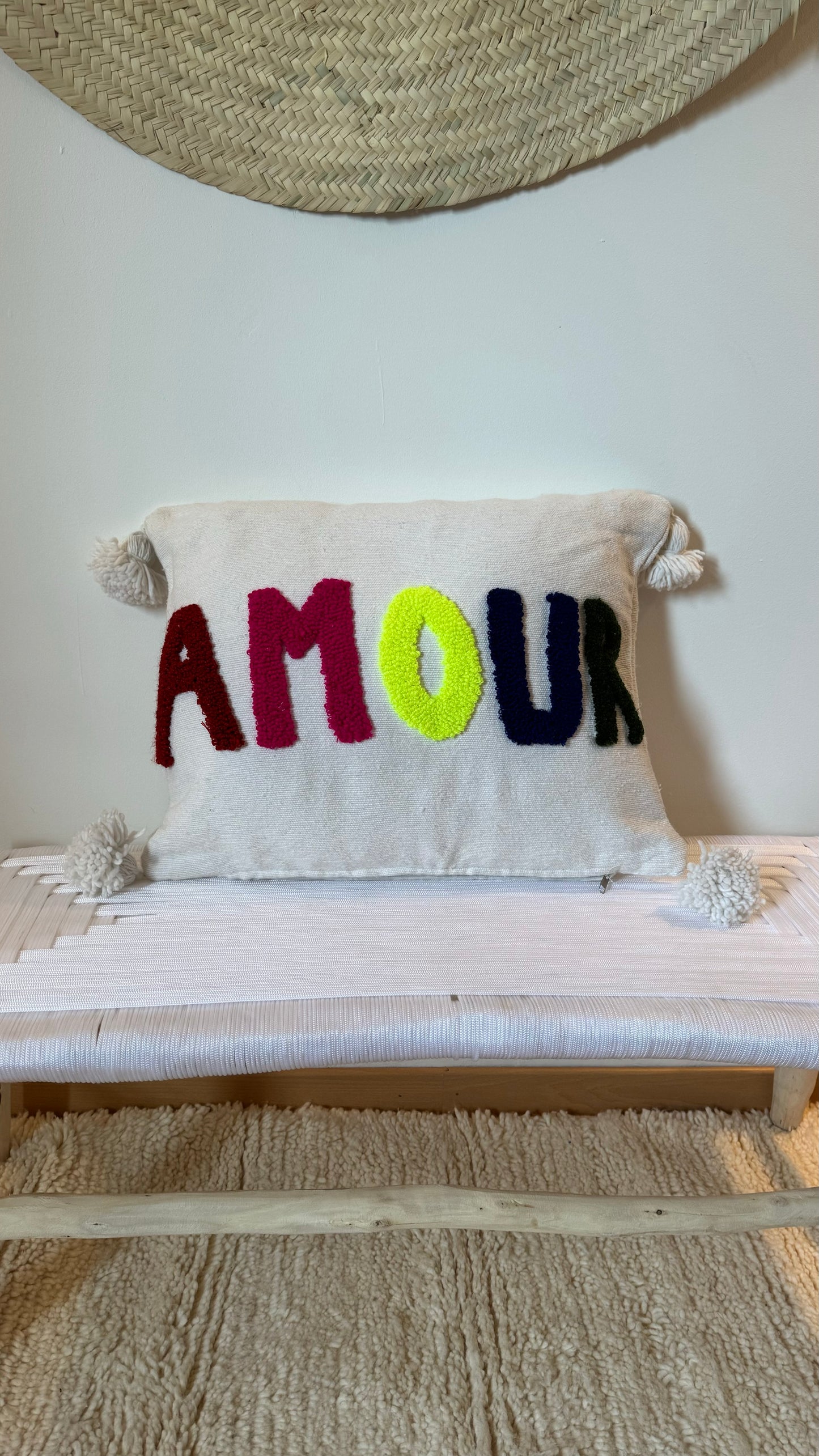Housse de coussin brodé AMOUR