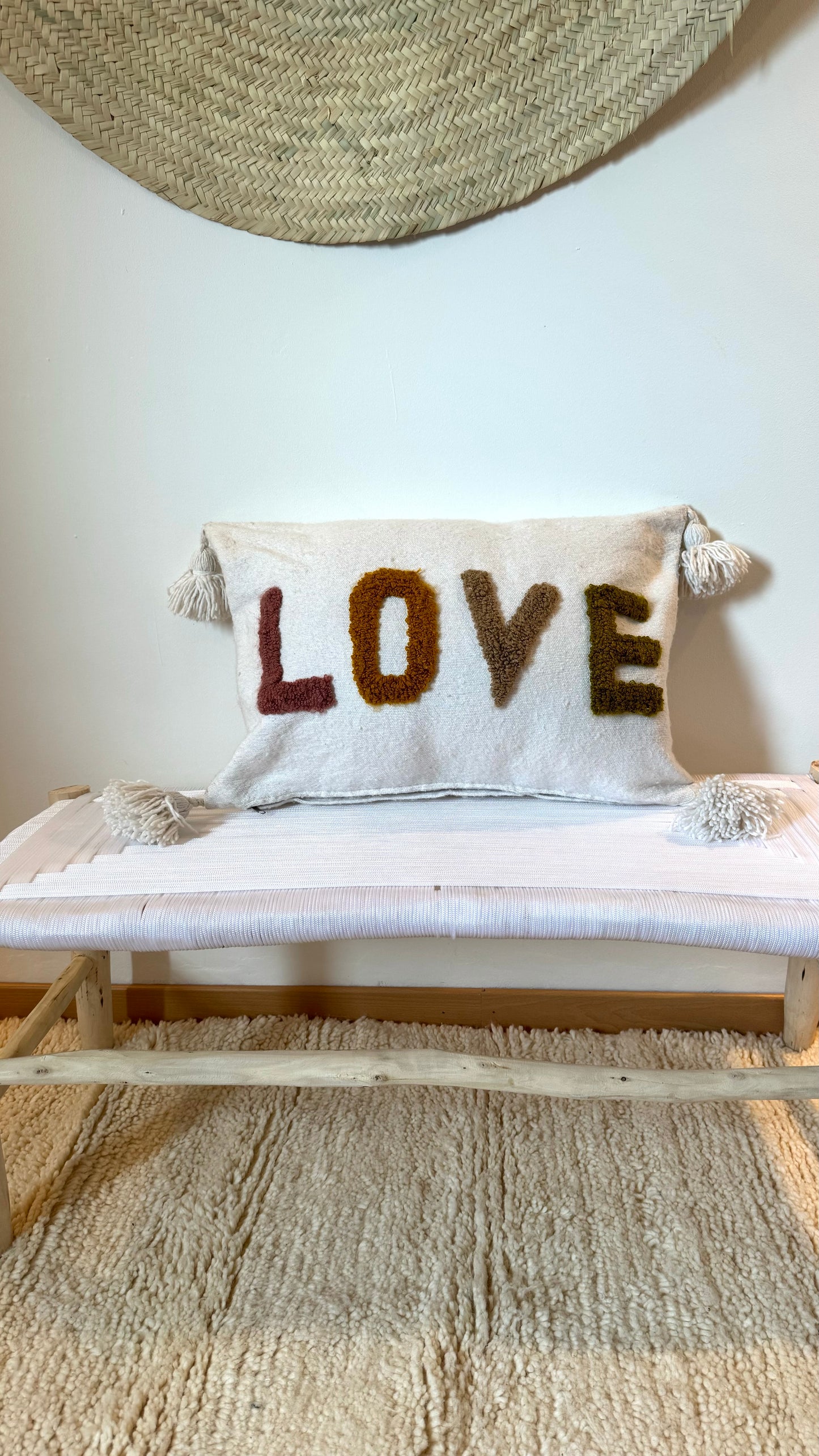 Housse de coussin brodé LOVE