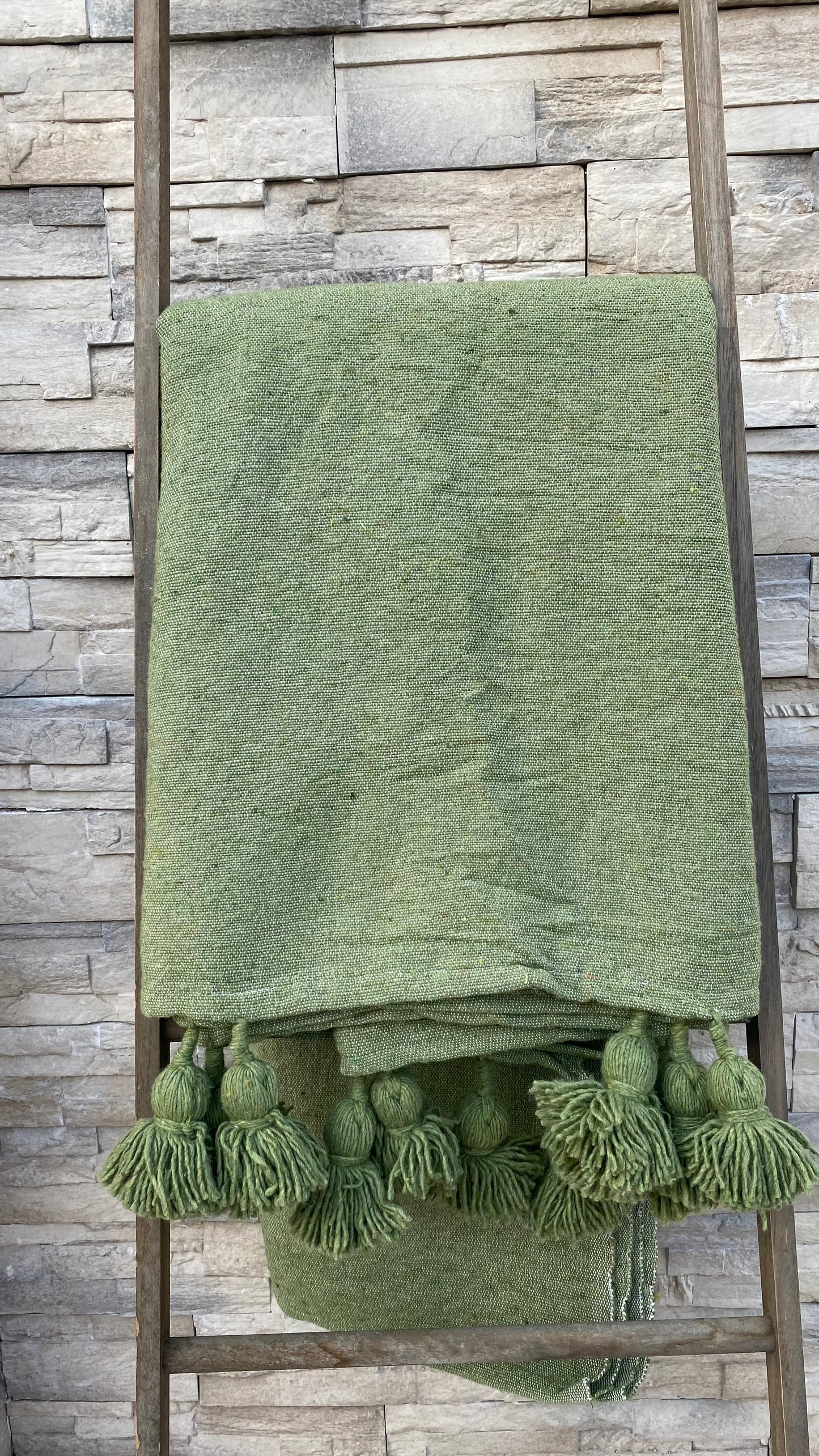 PLAID POMPONS TISSÉ VERT