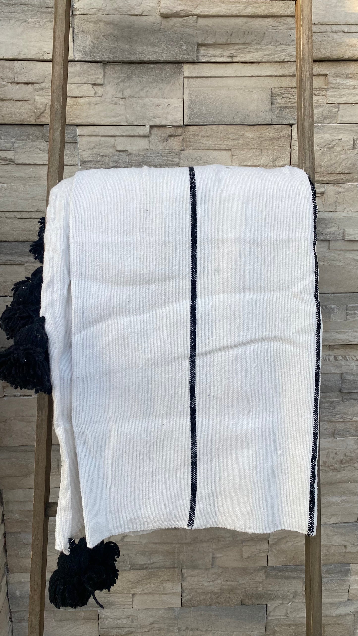PLAID POMPONS TISSÉ BLANC RAYÉ