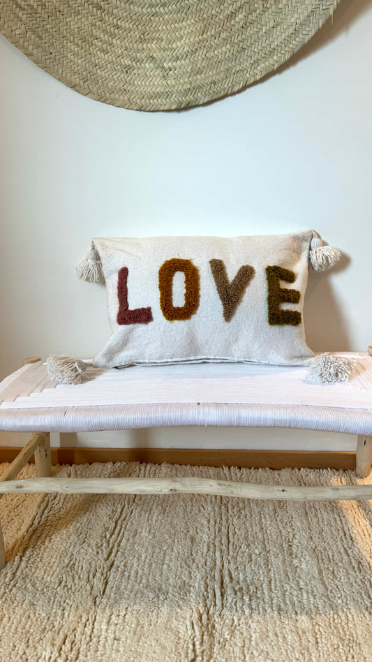 Housse de coussin brodé LOVE