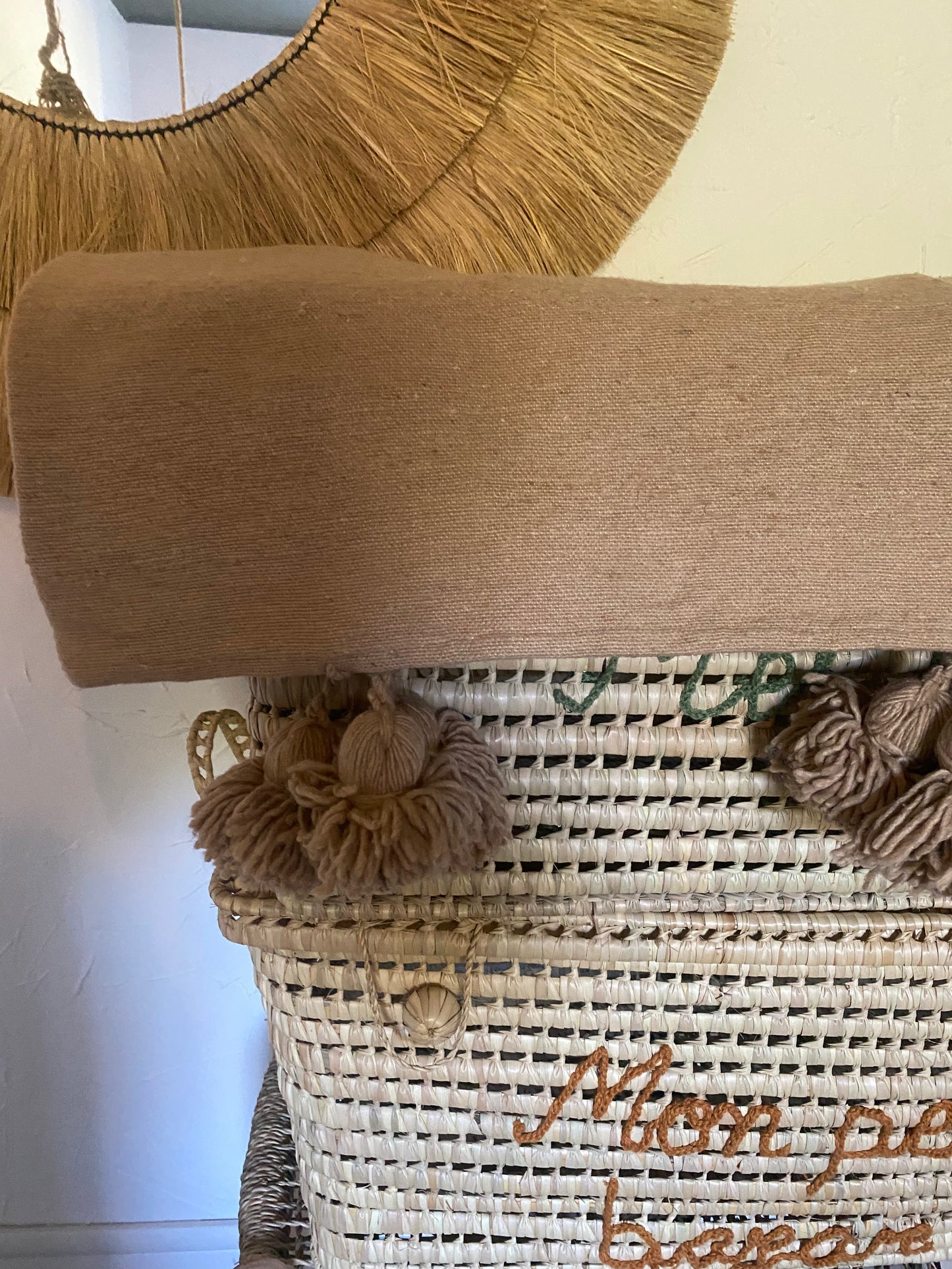 Plaid chocolat avec pompons en coton